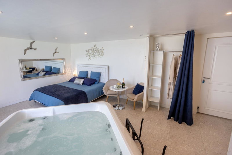 LES SUITES LOVE 1 SPA VUE MER PISCINe, Marseille, France