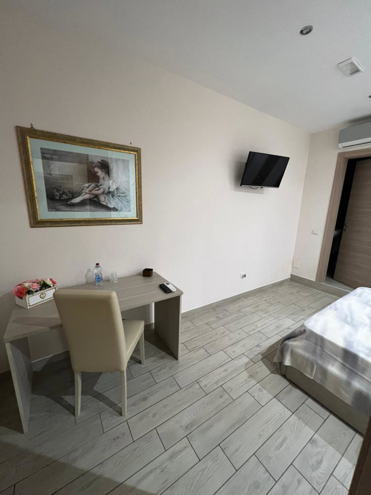 La Suite, Italy
