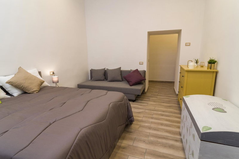 Giù al Centro, Naples, Italy