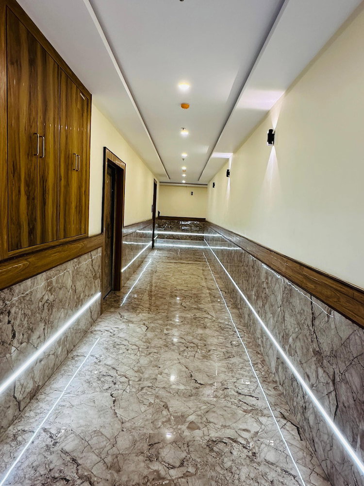 Hotel · Hotel Breeze Bay, Mumbai