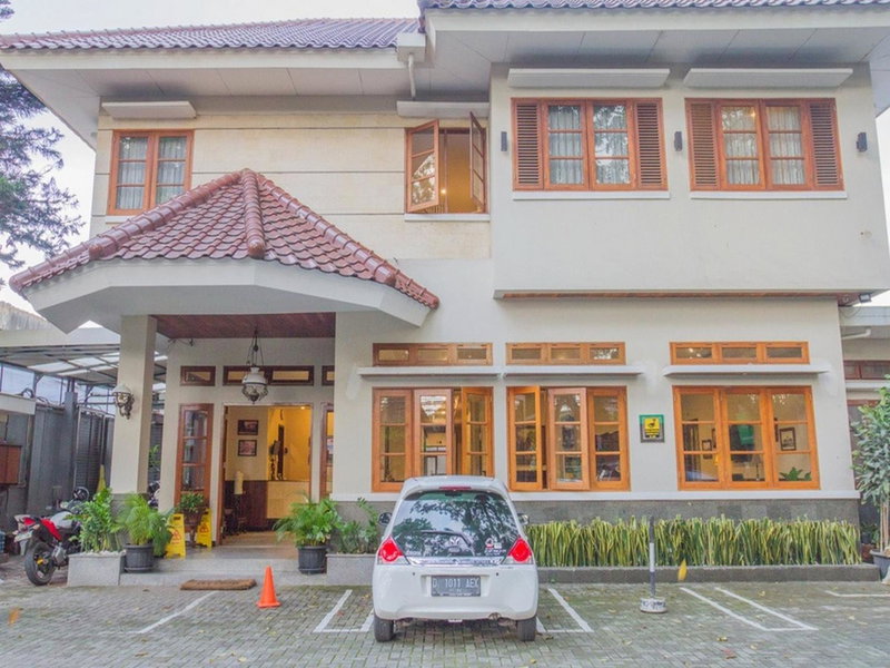 RedDoorz near Simpang Dago 2, Bandung, Indonesia
