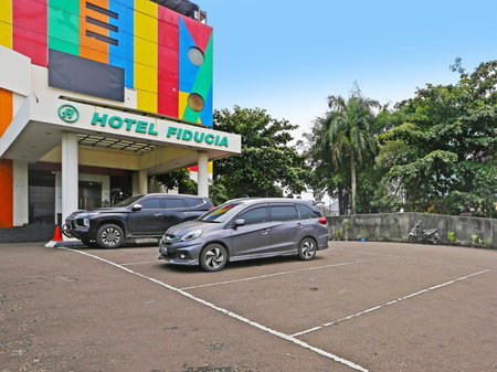 Super OYO Townhouse OAK Hotel Fiducia Serpong, Serpong, Indonesia
