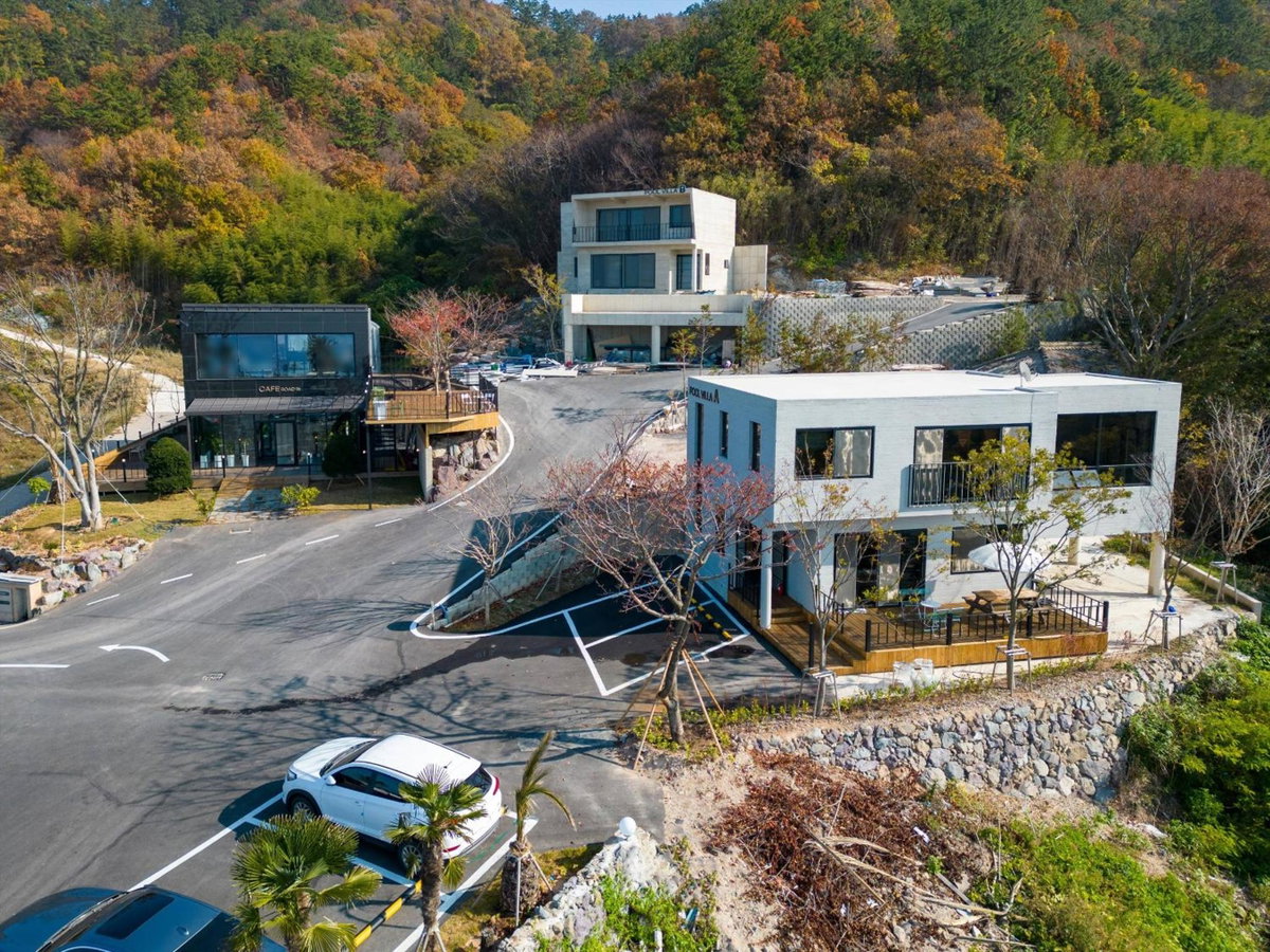 Road96 Caravan and Poolvilla, South Korea