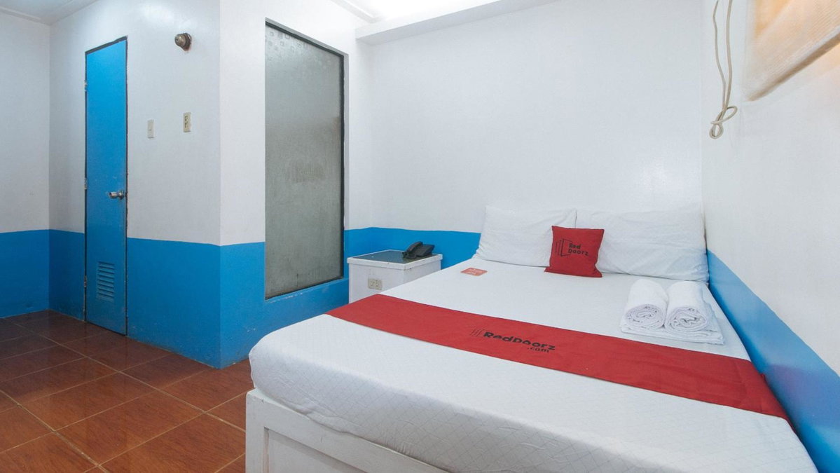 RedDoorz @ Moss Hotel Dasmarinas, Philippines