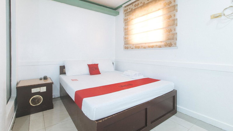 RedDoorz @ Moss Hotel Dasmarinas, Cavite City, Philippines