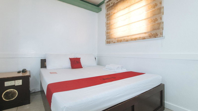 RedDoorz @ Moss Hotel Dasmarinas, Cavite City, Philippines