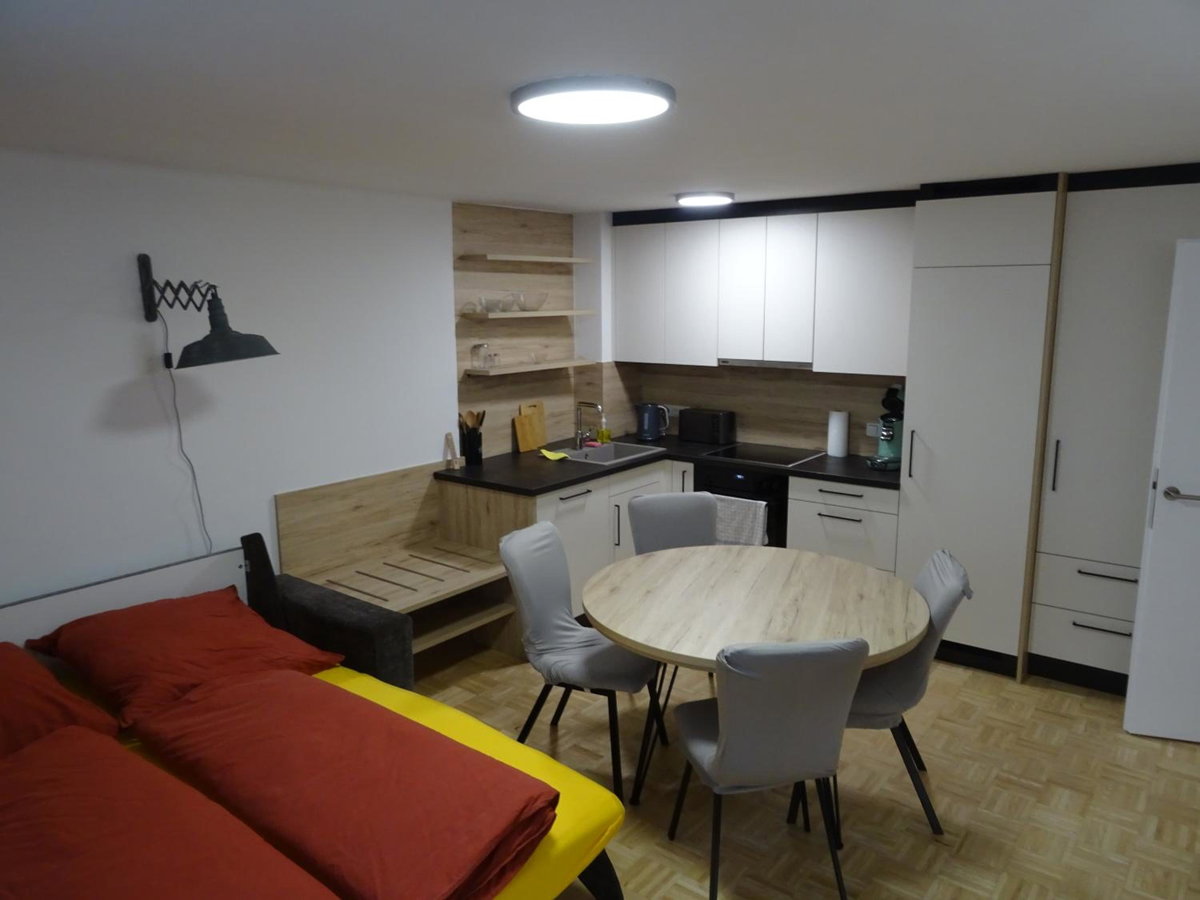 Hotel · Modern Apartment, Full Kitchen, for 6, Gmunden