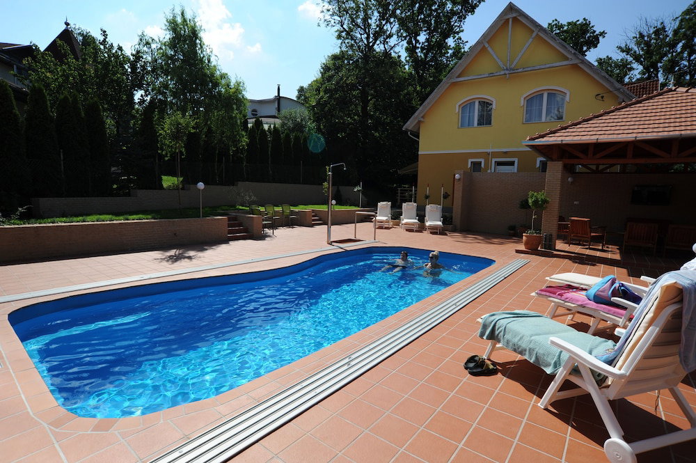 Tölgyfa Panzió, Hungary