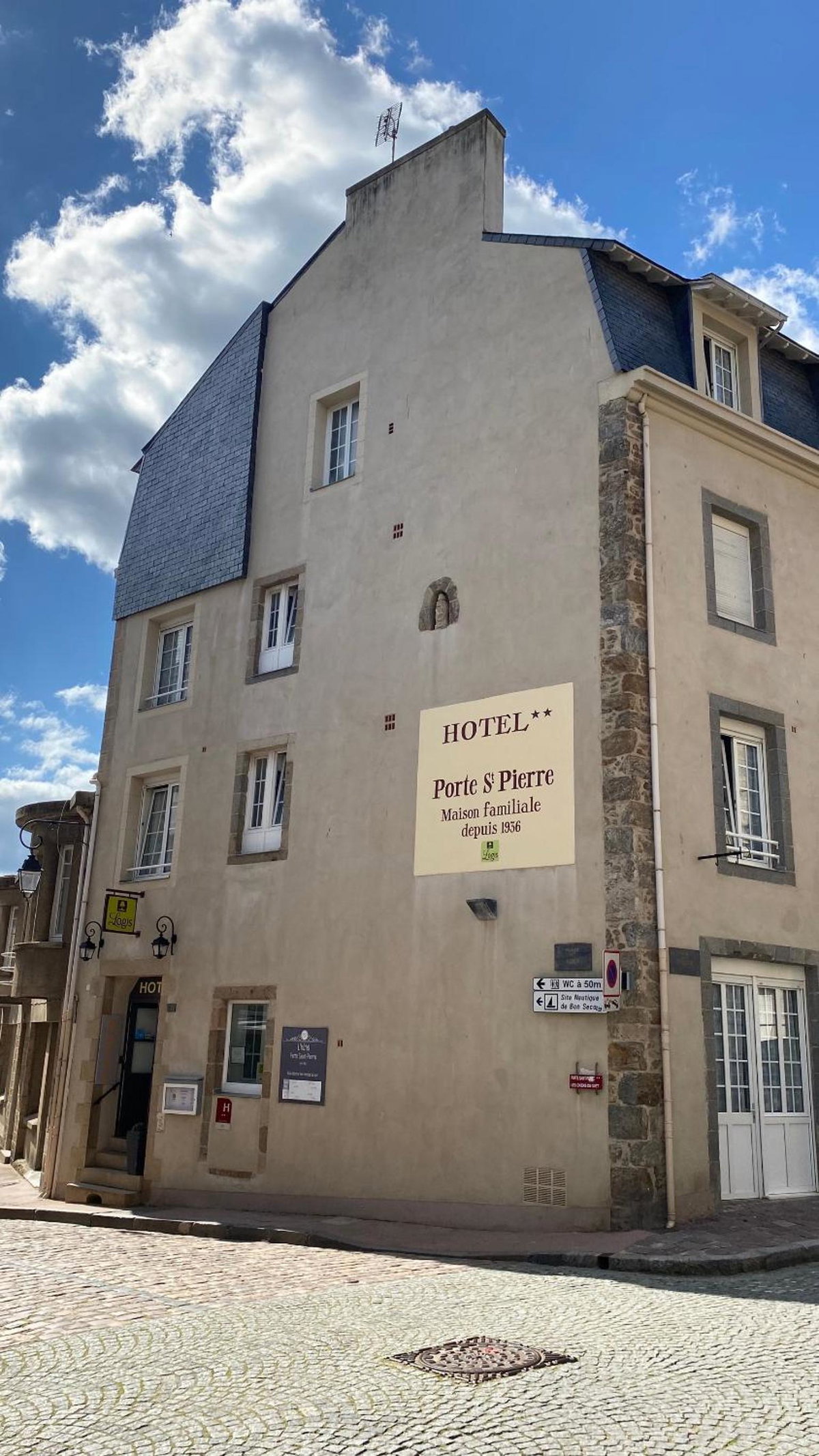 Hotel · Hôtel La Porte Saint Pierre-Logis Hôtel Intra Muros RÉNOVÉ en 2026, Saint Malo