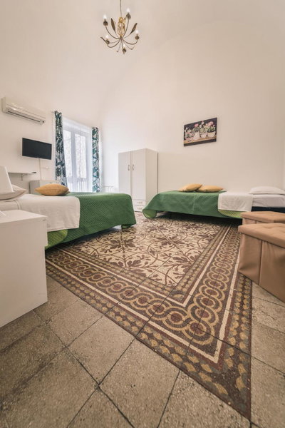 Voilà Rooms Guest House, Terrasini, Italy