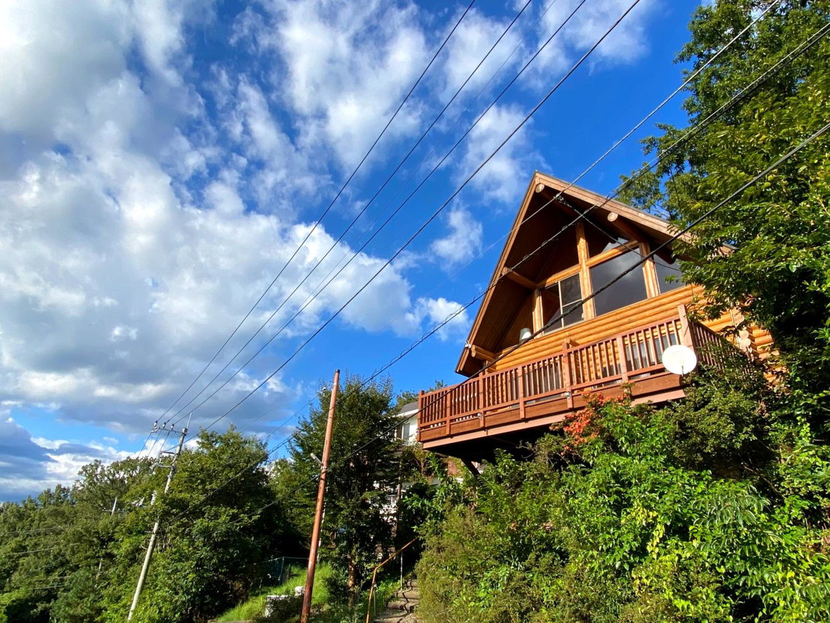 Hotel · A Private Log House with Mt Fuji View & Piano - "Thangtong House Japan", Kannami