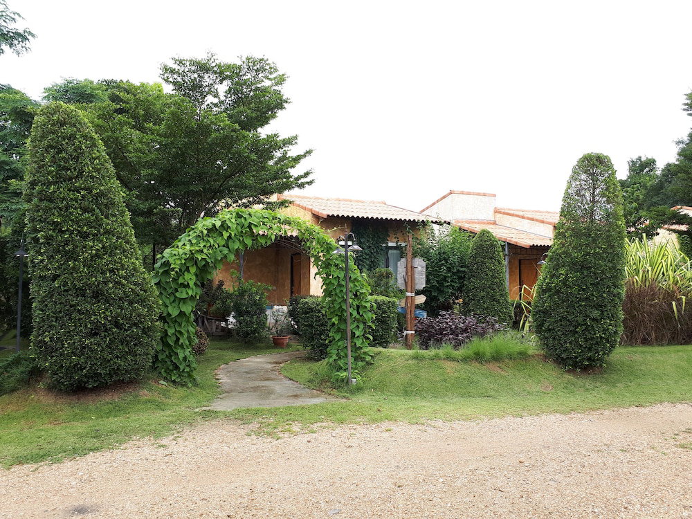 Hotel · Villa Tuscany Country Resort, Suan Phueng