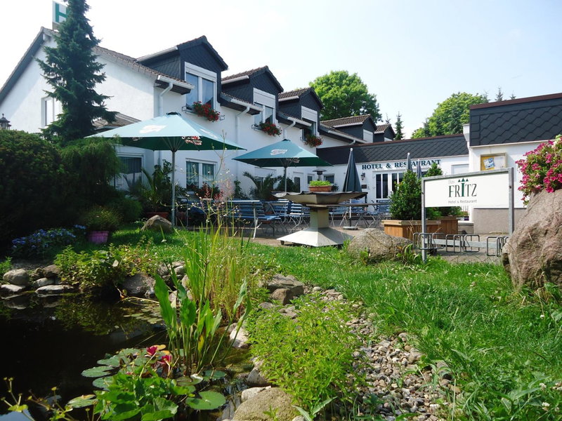 Das FRITZ Hotel Schwerin schöne Lage im Grünen mit regionaler Küche kostenfreien Parkplätzen und E Ladestation, Schwerin, Germany