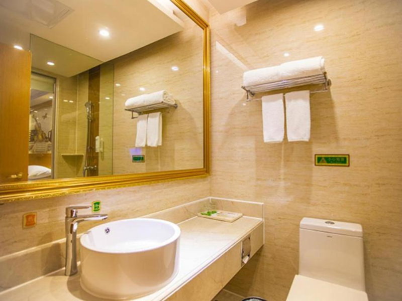 Vienna Hotel Shenzhen Bao'an Airport Taoyuanju Pingluanshan Metro Station, Xin'an, China