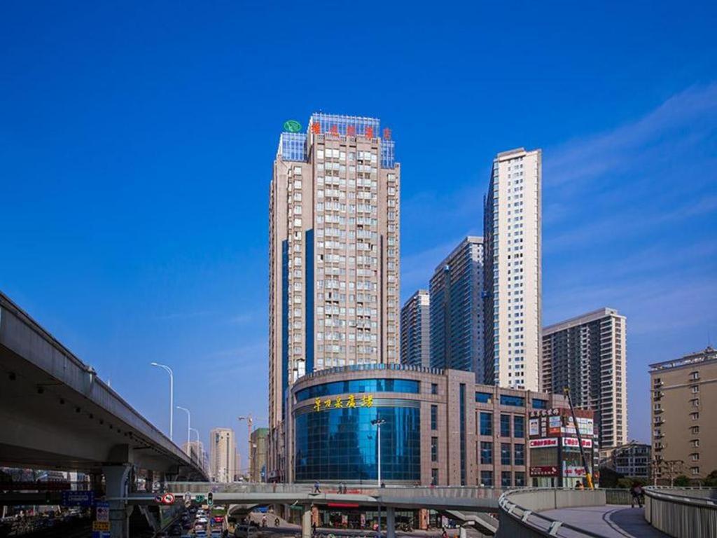 Hotel · Vienna Hotel Wuhan Huazhong Normal University Huquan Metro Station, Wuhan