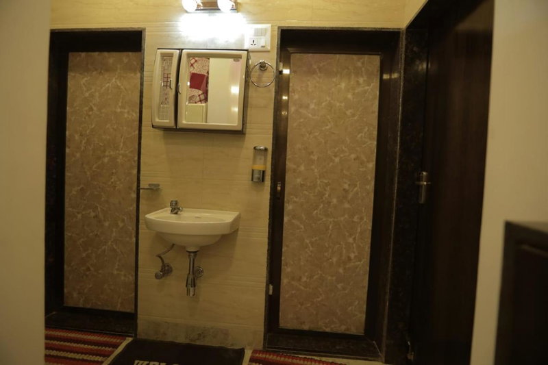 Cozy Furnished Apartment One Block From The Ocean, Mumbai, India