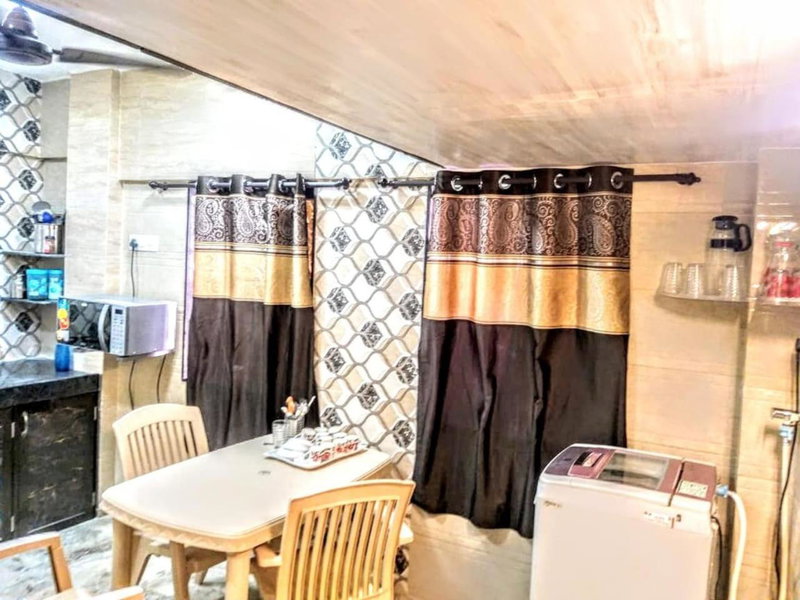 Cozy Furnished Apartment One Block From The Ocean, Mumbai, India