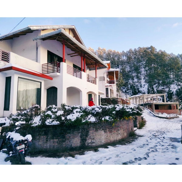 Just Naturals Wellness Resort Nainital, Bhowāli, India