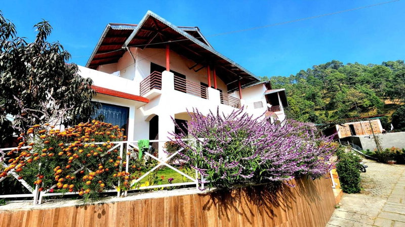 Just Naturals Wellness Resort Nainital, Bhowāli, India