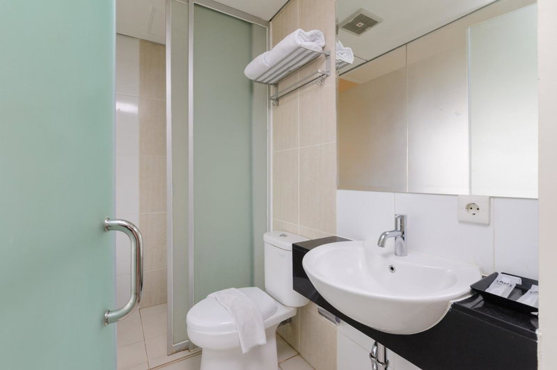 Sans Hotel The Green Bekasi by RedDoorz, Bekasi, Indonesia