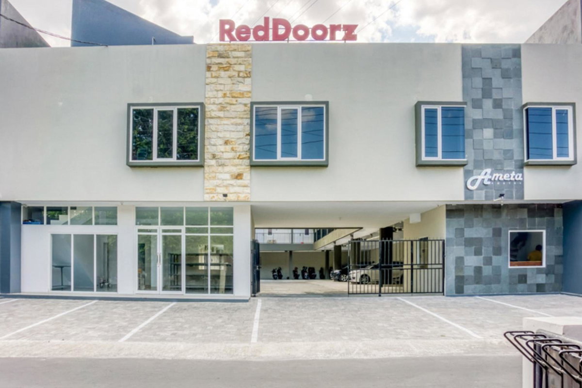 Hotel · RedDoorz @ Plemburan Jakal 2, Yogyakarta