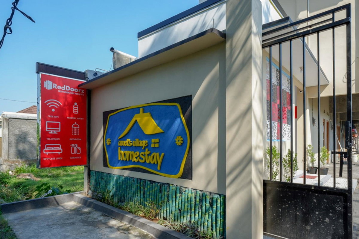 Hotel · RedDoorz near Padang Golf Adisucipto, Potrojayan