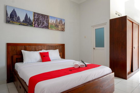 RedDoorz near Padang Golf Adisucipto, Potrojayan, Indonesia