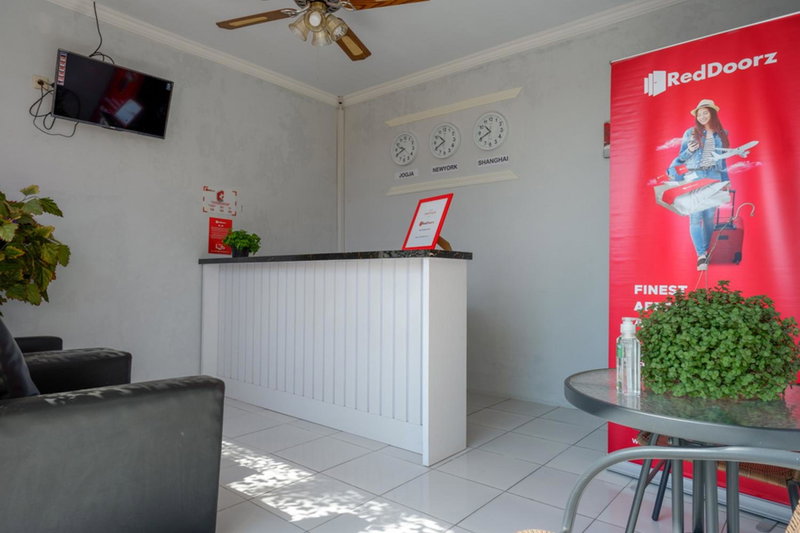 RedDoorz near Padang Golf Adisucipto, Potrojayan, Indonesia