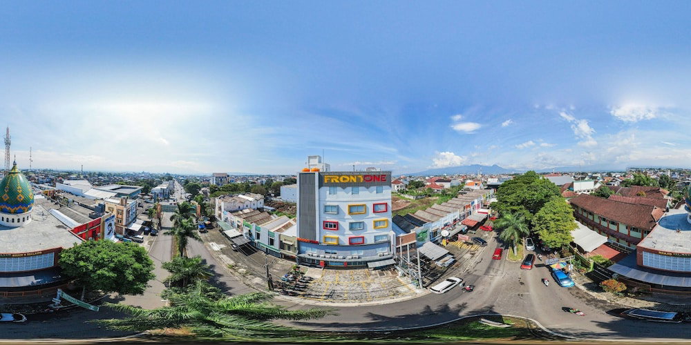 Front One Budget Malang, Indonesia