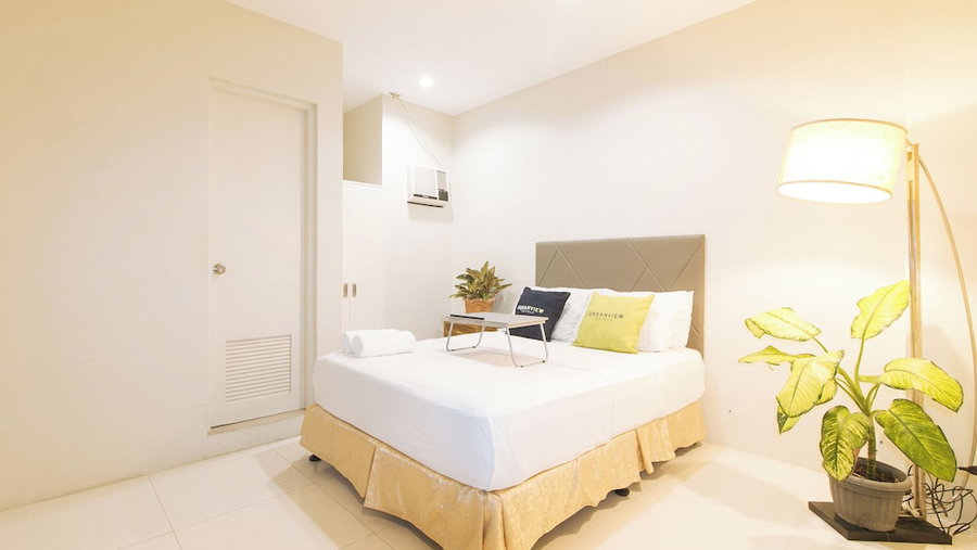 UrbanView @ Lacson Street Bacolod City by RedDoorz, Bacolod, Philippines