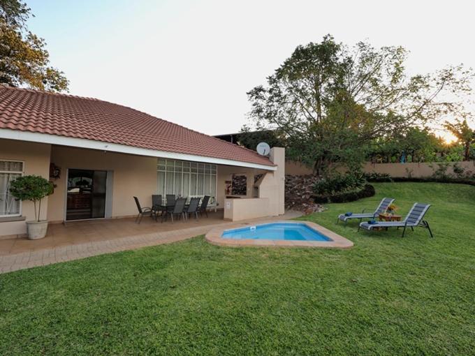 Poinsettia family Cottage, South Africa
