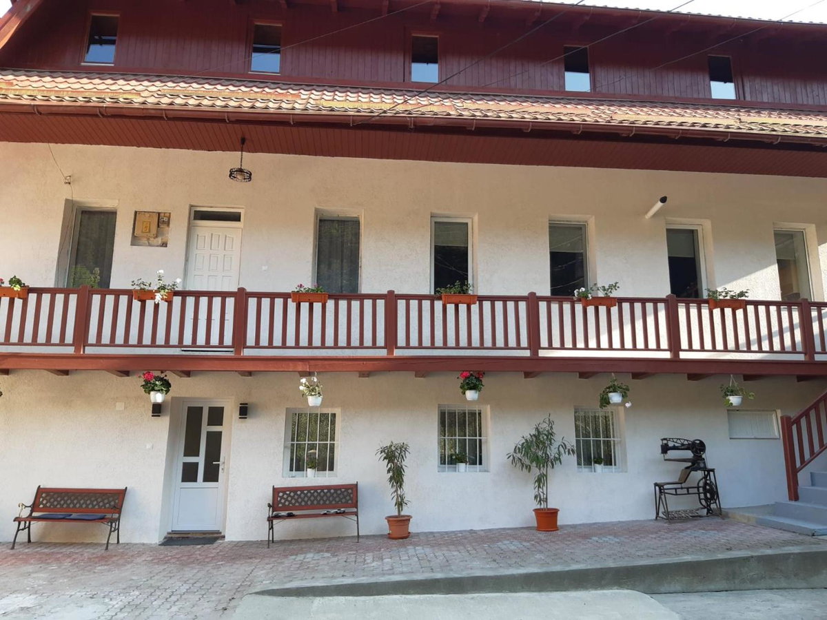 La Conac 13 Ceasuri Bune, Romania