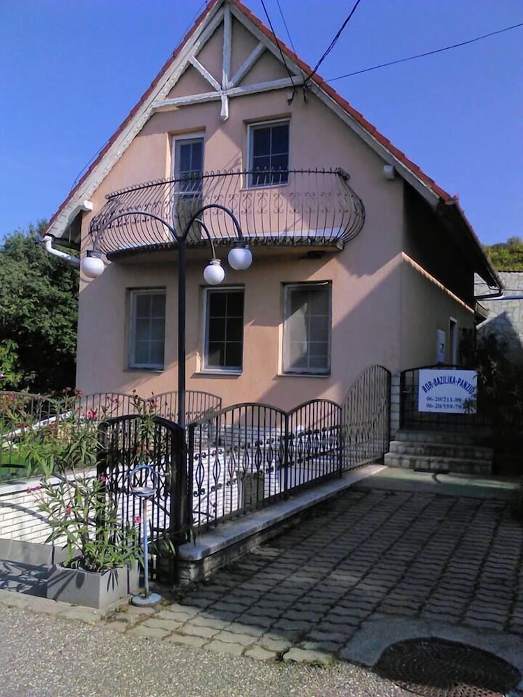 Bor Bazilika Apartman, Hungría