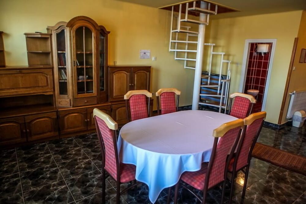 Bor Bazilika Apartman, Hungary