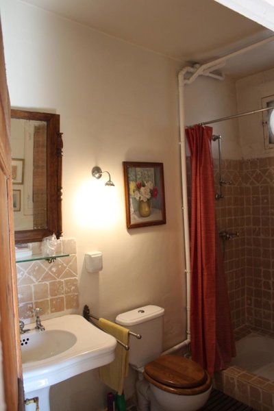 Sous l'abricotier, Durban-Corbières, France