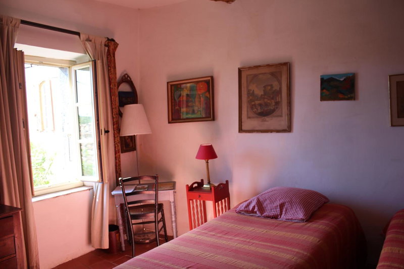 Sous l'abricotier, Durban-Corbières, France