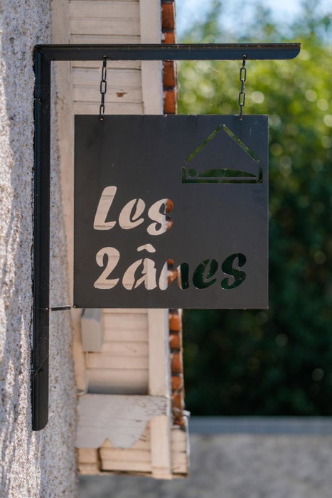 Les deux anes, Veuves, France
