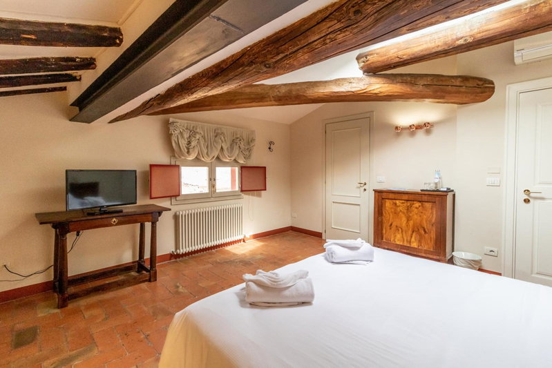 Casa Isolani Guest House Santo Stefano, Bologna, Italy