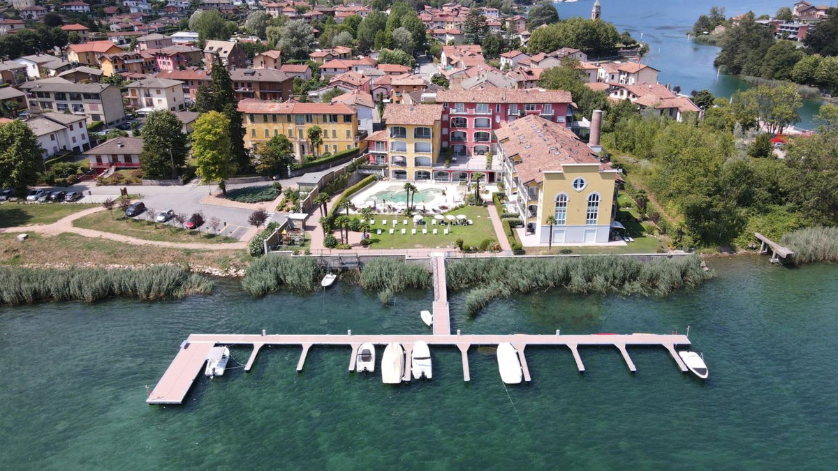 Yachting Residence - Private Dock, Lake Access & SPA, Italy