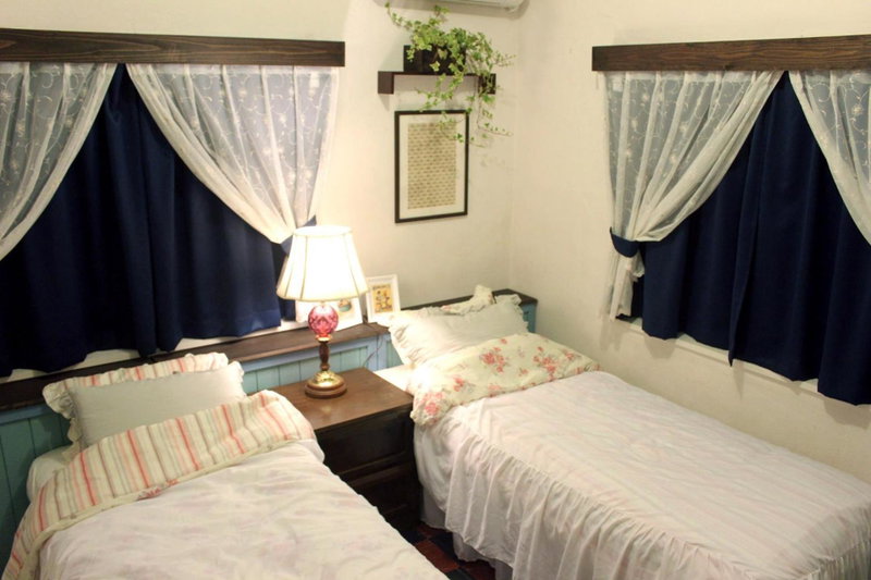 Okinawan. Sweet Home. T-8, Chatan, Japan