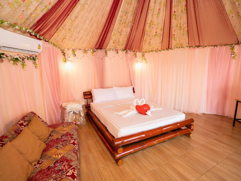 Paree Hut Resort Koh Sichang, Ko Sichang, Thailand
