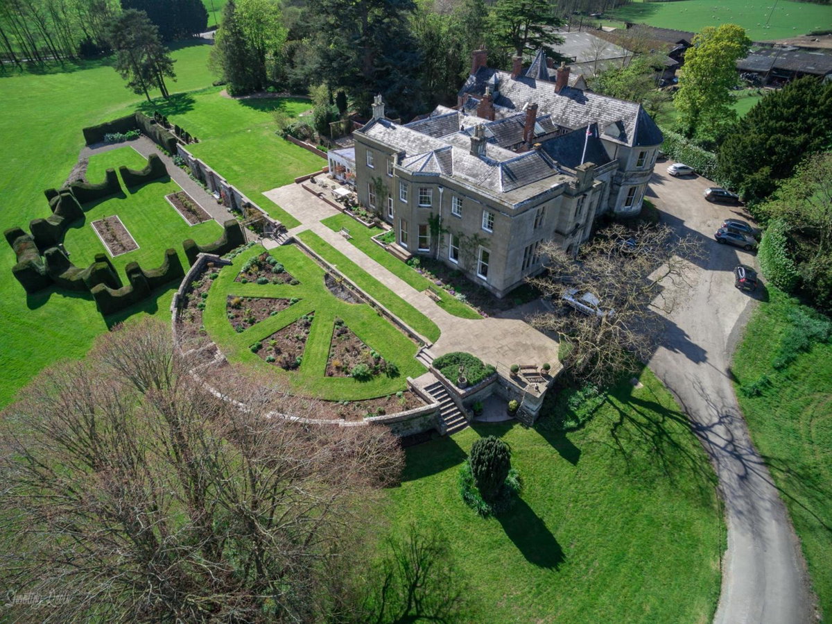 Hotel · Burton Court, Dilwyn