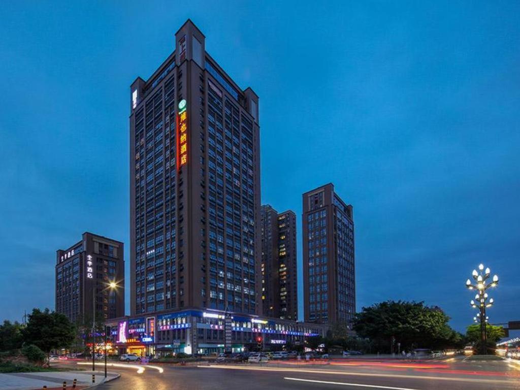 Vienna Hotel Chengdu University of Pertroleum Metro Station, China