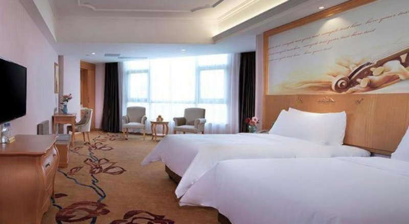 Vienna Hotel Guangdong Xinyi Jiaoyucheng River View, Xinyi, China