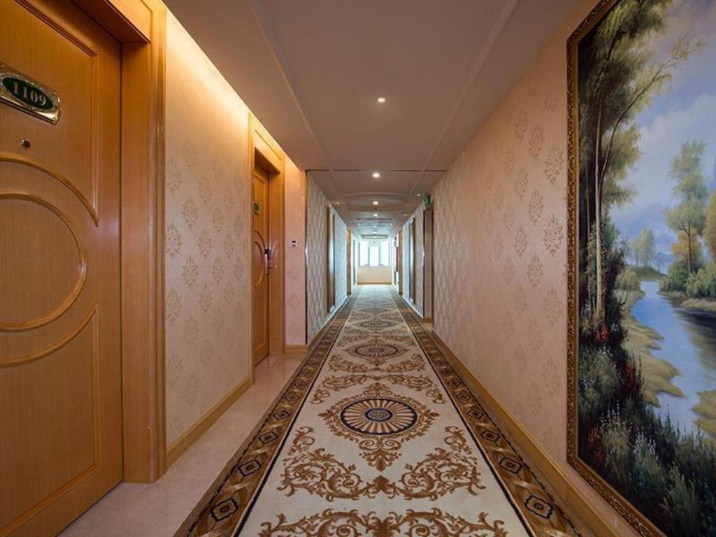Vienna Hotel Guangdong Qingyuan Wanda Plaza Xincheng Beijiang, China