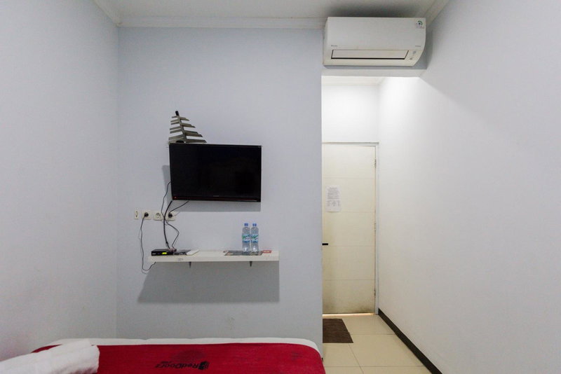 RedDoorz @ Garden Boulevard Citra Raya Tangerang, Tangerang, Indonesia