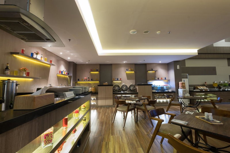 Hotel 88 ITC Fatmawati Jakarta By WH, Jakarta, Indonesia