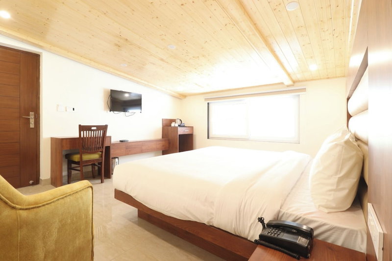 Hotel Mussoorie Heights, Dehradun, India