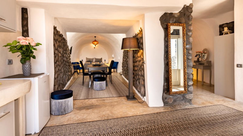 Black Bay Caves Suites, Akrotiri, Greece