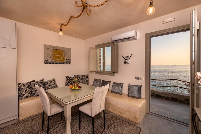 Black Bay Caves Suites, Akrotiri, Greece